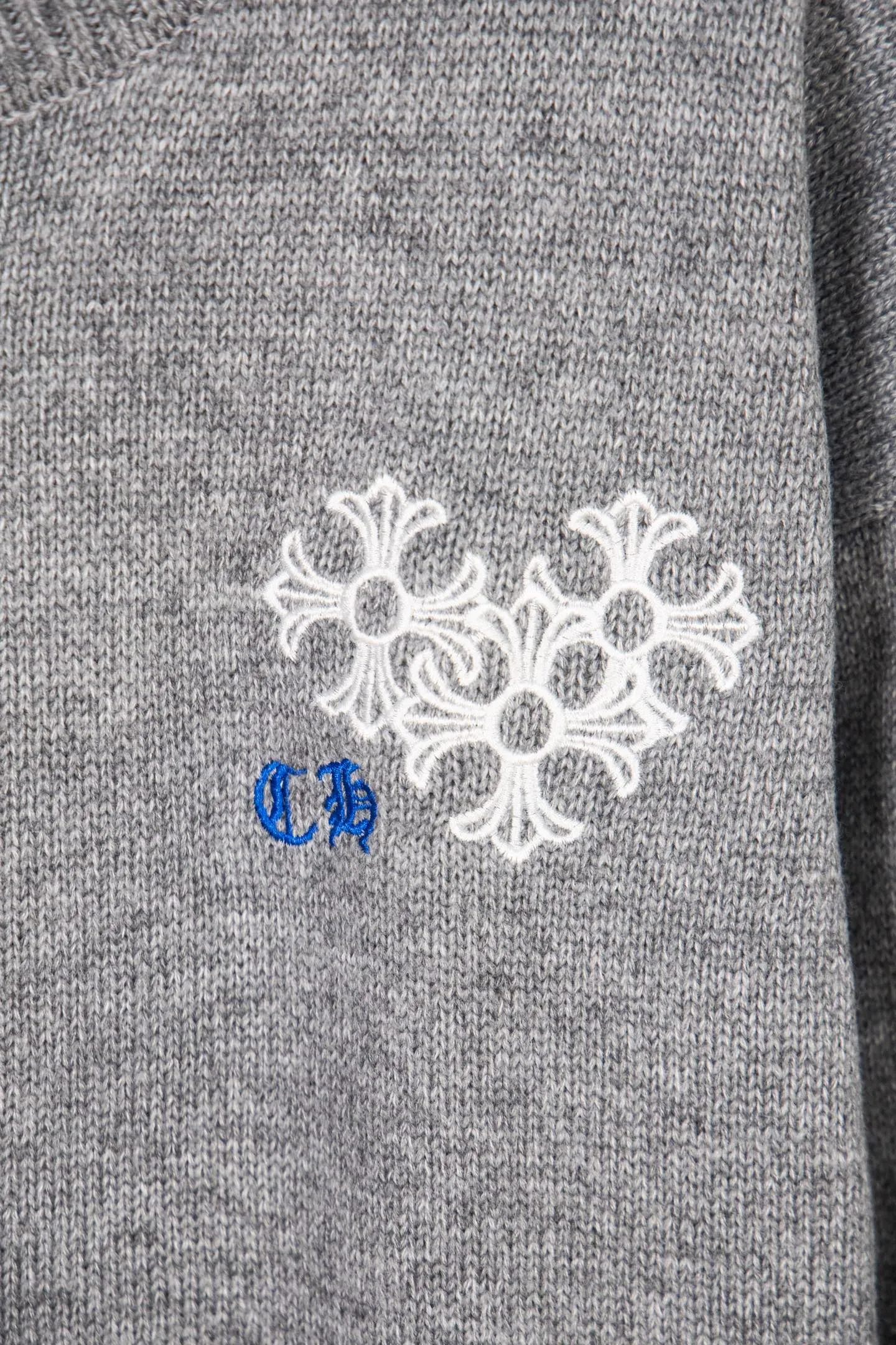 P260 Chrome Hearts CH Chrome Hearts Embroidered Disk Sanskrit Cross Hole Knitted Sweater Pullover. The popular style is the same for men and women. It is matched with black and white. It looks great in real life. The upper body looks good and it looks good in daily wear. It is even better when taking photos. It’s hard not to buy it. Buy it for me!!! Believe me, no one can refuse such a machine-length Chrome Hearts jacket. The version has been expanded based on the old version. The upper body is loose and stylish, and the hem is expanded to a casual design. Fat people look extremely slim, thin people have limited height and high-end. Ten thousand yuan ZP printing, 1:1 perfect restoration, looks good when worn alone or stacked, can be easily controlled by both men and women. If you care more about quality, you must also respect the price. It is completely different from the thin see-through bottoms and junk products on the market that pill when worn. If the style makes you shine at a glance, then quality is what you should pay more attention to. Compared with price, we focus on quality. Customers who have received my products all know it. ️️️ Sweaters on the market are generally made of bract core yarn. We use modal. The advantages over core-spun yarn are very intuitive: high cost, high price, high density, relatively expensive for developers, and let us make a lot less money. In addition, it is delicate, has no scum on the upper body, resists pilling, and is high-end. We are conscientious sellers and do not use core-spun yarn. Apart from being cheap, core-spun yarn is really useless. It shrinks, pills, hooks, and makes people pierced. He is proficient in everything. It is 2024. Who doesn’t want to look decent when they go out? Quality determines the upper body effect. No matter how bad the quality, the best style is still the temperament of the urban-rural fringe. We only do long-term business. Quality determines character. Take it back and wear it with confidence and wash it. The quality of the pattern will definitely make your eyes shine. We only make the right version of high quality. We make high-end hard goods. Reject junk goods and reject fast food. Conscientious quality and conscientious price. You deserve it!  Color: Black Beige Gray Size: S M L